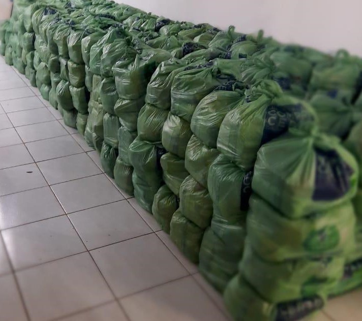 muitas sacolas cheias empilhadas e enfileiradas no chão